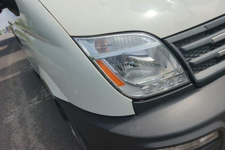 Used SAIC MAXUS Xintu V80 2019 2.5T Classic Edition 6-Speed Manual – Aoyuntong Short Wheelbase Mid-Height Design 5/6 Seats Right Front Headlight