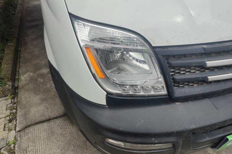 Used SAIC MAXUS Xintu V80 2019 2.5T Classic Model AMT Aoyuntong Long Wheelbase High-Roof 7-Seater Right Front Headlight