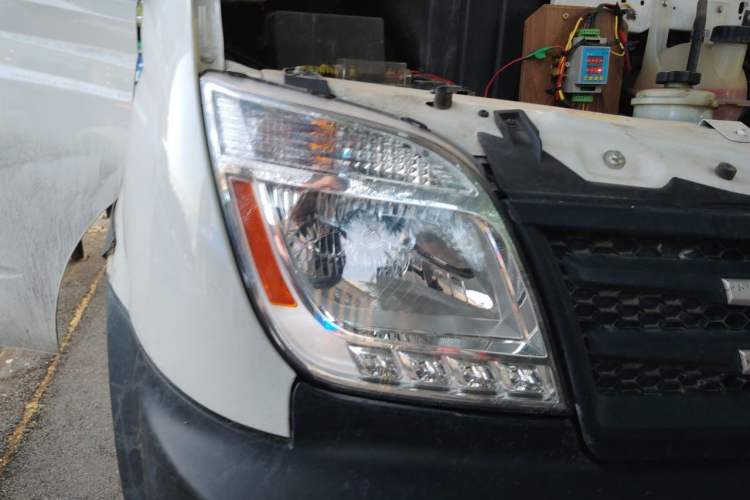 Used SAIC MAXUS Xintu V80 2019 2.5T Classic Edition 6-Speed Manual – Aoyuntong Modified Version Short Wheelbase Mid-Height Roof 5/6 Seats Right Front Headlight