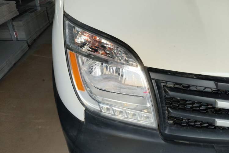 Used SAIC MAXUS Xintu V80 2019 2.5T Classic Edition 6-Speed Manual – Aoyuntong Long Wheelbase Mid-Roof 10-Seater Right Front Headlight