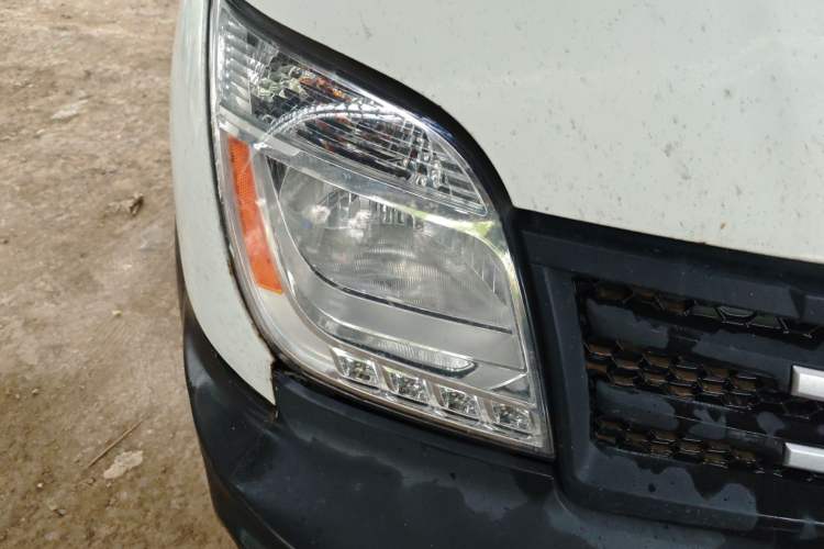 Used SAIC MAXUS Xintu V80 2019 2.5T Classic Version 6-Speed Manual – Aoyuntong Modified Long Wheelbase Mid-Height 7-Seater Right Front Headlight