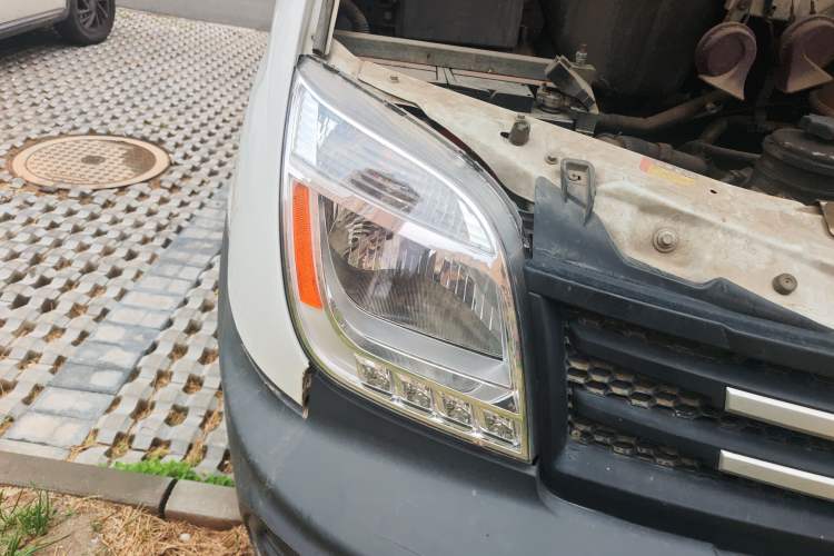Used SAIC MAXUS Xintu V80 2019 2.5T Classic Edition 6-Speed Manual – Aoyuntong Modified Version Short Wheelbase Mid-Height Roof 5/6 Seats Right Front Headlight