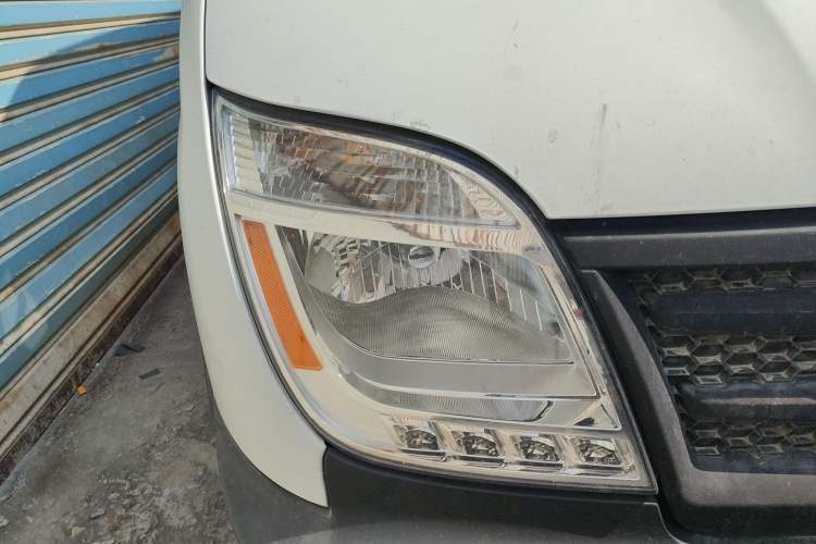 Used SAIC MAXUS Xintu V80 2019 2.5T Classic 6-Speed Manual Van Short Wheelbase Mid-Roof Design 2/3 Seats Right Front Headlight