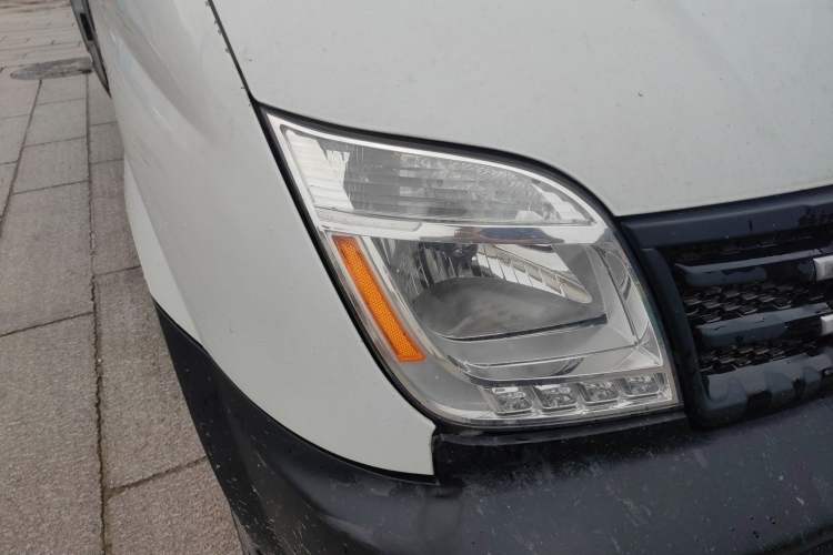 Used SAIC MAXUS Xintu V80 2019 2.5T Classic Model 6-Speed Manual Aotong Long Wheelbase Mid-Height 7-Seater Right Front Headlight
