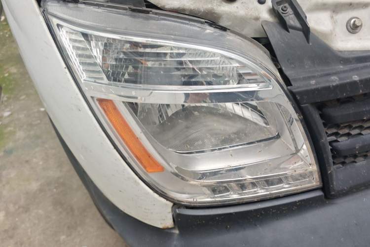 Used SAIC MAXUS Xintu V80 2019 2.5T Classic Edition 6-Speed Manual – Aoyuntong Short Wheelbase Mid-Height Design 5/6 Seats Right Front Headlight