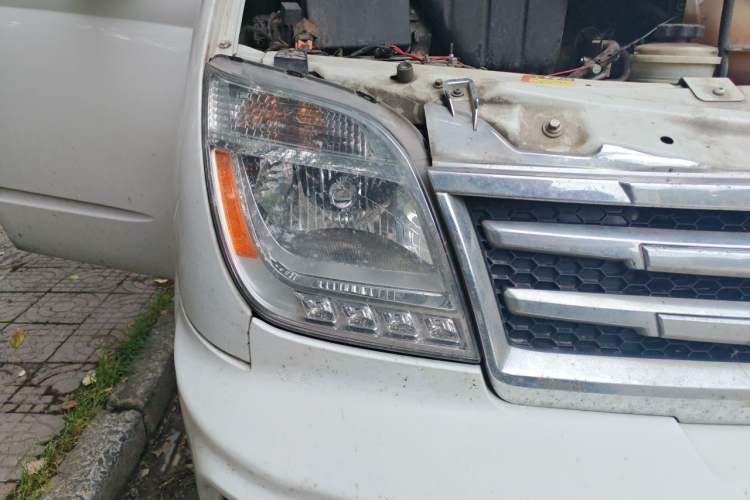 Used SAIC MAXUS Xintu V80 2019 2.5T Classic Version 6-Speed Manual – Aoyuntong Modified Long Wheelbase Mid-Height 7-Seater Right Front Headlight