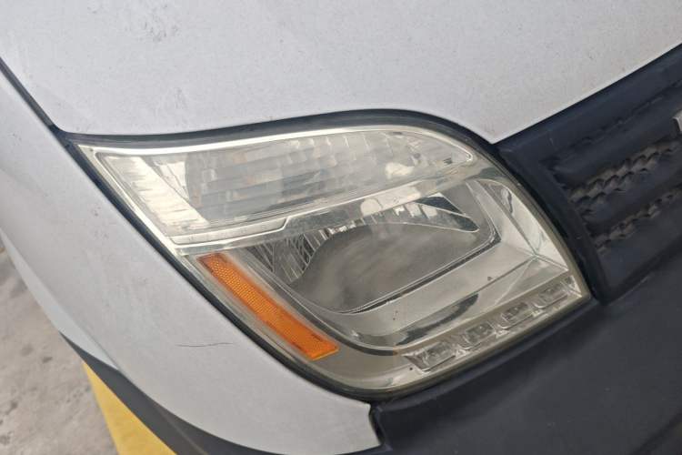Used SAIC MAXUS Xintu V80 2019 2.5T Classic Model 6-Speed Manual Aotong Long Wheelbase Mid-Height 7-Seater Right Front Headlight
