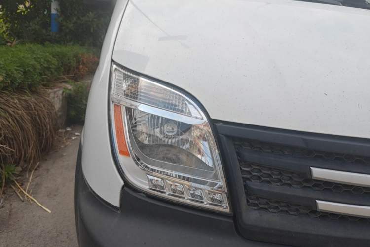 Used SAIC MAXUS Xintu V80 2019 2.5T Classic Model 6-Speed Manual Aotong Long Wheelbase Mid-Height 7-Seater Right Front Headlight