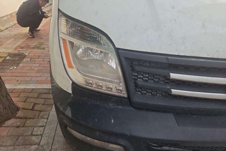Used SAIC MAXUS Xintu V80 2019 2.5T Classic 6-Speed Manual Van Short Wheelbase Mid-Roof Design 2/3 Seats Right Front Headlight
