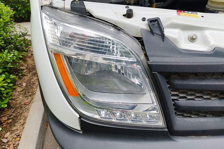 Used SAIC MAXUS Xintu V80  Right Front Headlight