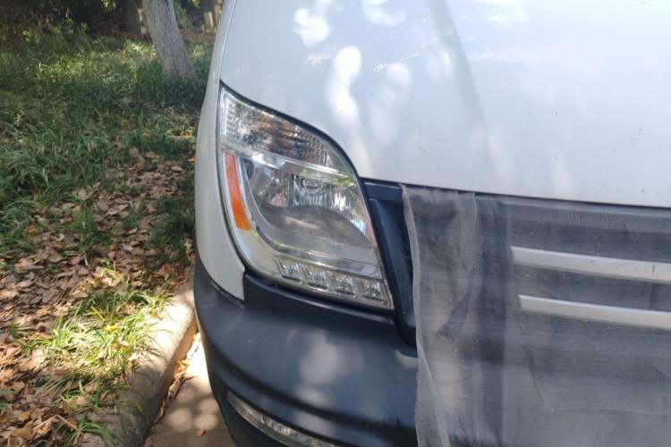 Used SAIC MAXUS Xintu V80 2019 2.5T Classic Version 6-Speed Manual – Aoyuntong Modified Long Wheelbase Mid-Height 7-Seater Right Front Headlight