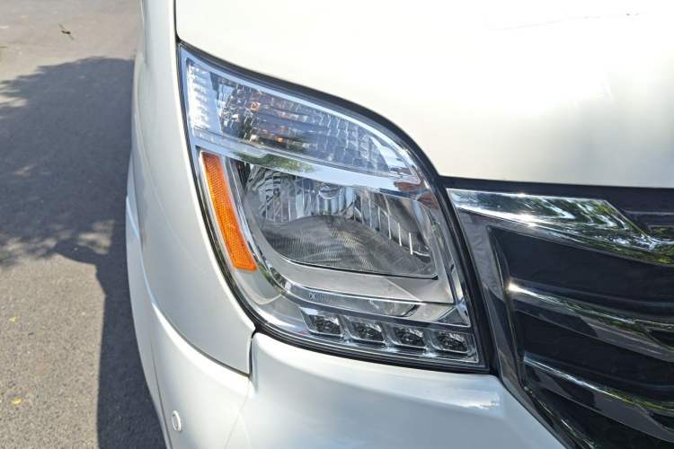 Used SAIC MAXUS Xintu V80  Right Front Headlight