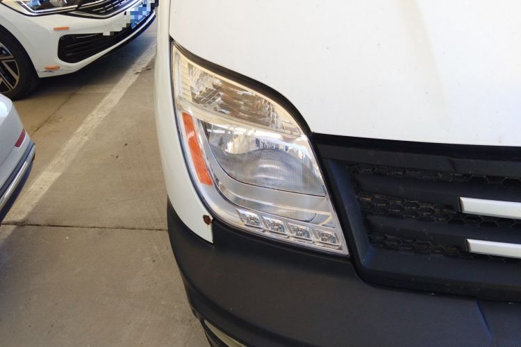 Used SAIC MAXUS Xintu V80 2019 2.5T Classic AMT Van Short Wheelbase Mid-Roof 6-Seater Right Front Headlight