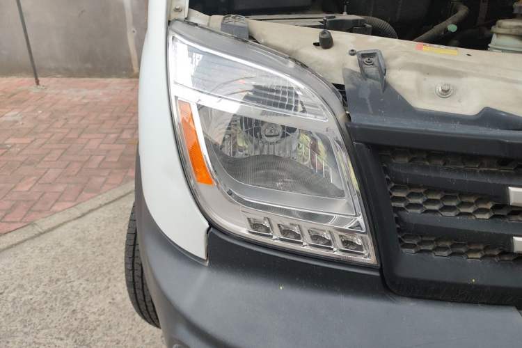 Used SAIC MAXUS Xintu V80 2019 2.5T Classic Model 6-Speed Manual Aotong Long Wheelbase Mid-Height 7-Seater Right Front Headlight