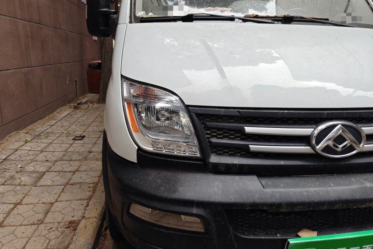 Used SAIC MAXUS Xintu V80 2019 2.5T Classic Model 6-Speed Manual Aotong Long Wheelbase Mid-Height 7-Seater Right Front Headlight