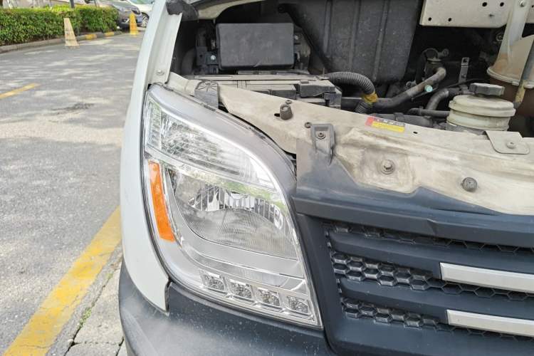 Used SAIC MAXUS Xintu V80 2019 2.5T Classic Version 6-Speed Manual – Aoyuntong Modified Long Wheelbase Mid-Height 7-Seater Right Front Headlight