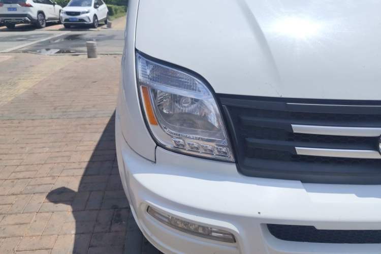 Used SAIC MAXUS Xintu V80 2019 2.5T Classic 6-Speed Manual Van Short Wheelbase Mid-Roof 6-Seater Right Front Headlight