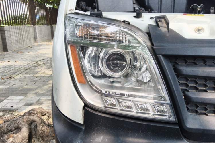 Used SAIC MAXUS Xintu V80 2019 2.5T Classic Model AMT Commercial Van Long Wheelbase Mid-Roof 9-Seater Right Front Headlight