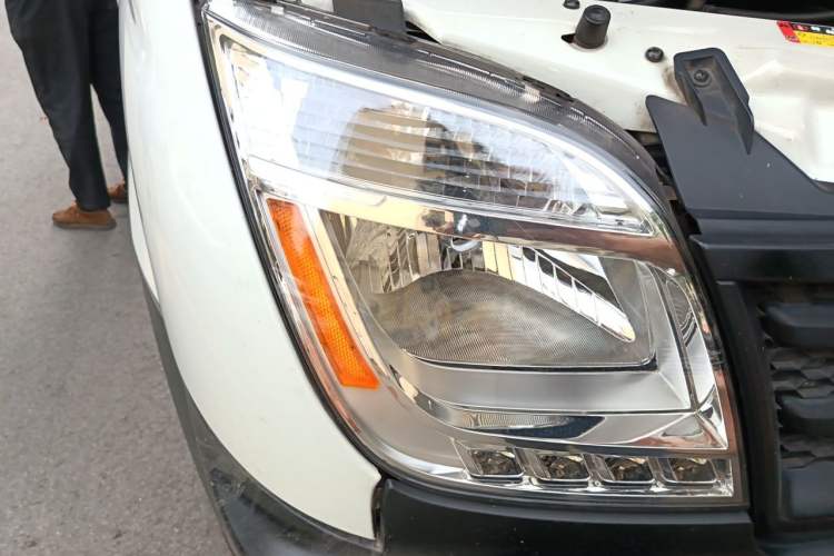Used SAIC MAXUS Xintu V80 2019 2.5T Classic Model 6-Speed Manual Aotong Long Wheelbase Mid-Height 7-Seater Right Front Headlight