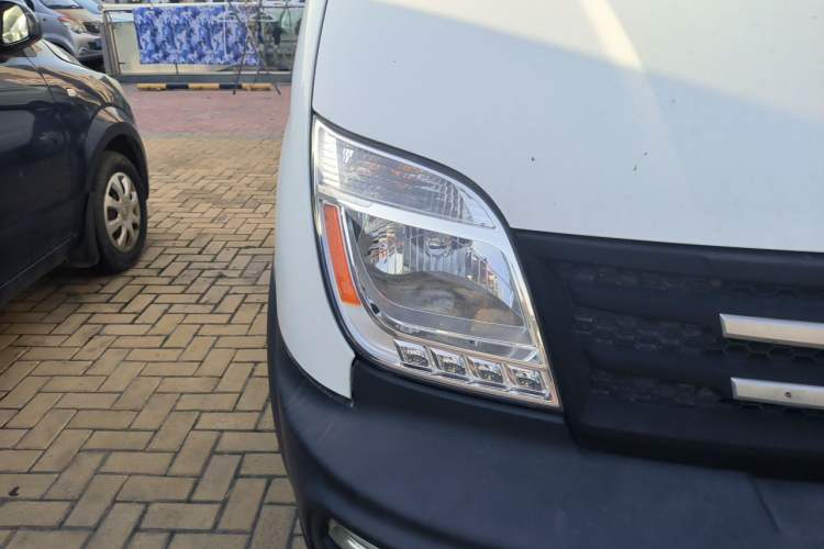 Used SAIC MAXUS Xintu V80 2019 2.5T Classic Model 6-Speed Manual Aotong Long Wheelbase Mid-Height 7-Seater Right Front Headlight