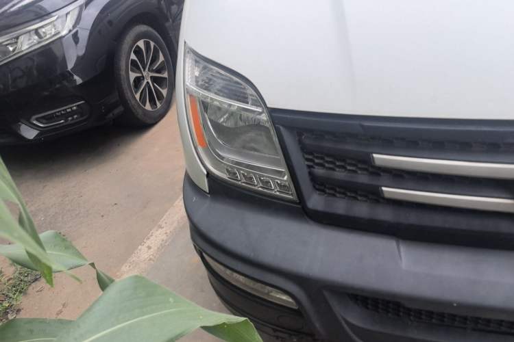 Used SAIC MAXUS Xintu V80 2019 2.5T Classic Model 6-Speed Manual Aotong Long Wheelbase Mid-Height 7-Seater Right Front Headlight