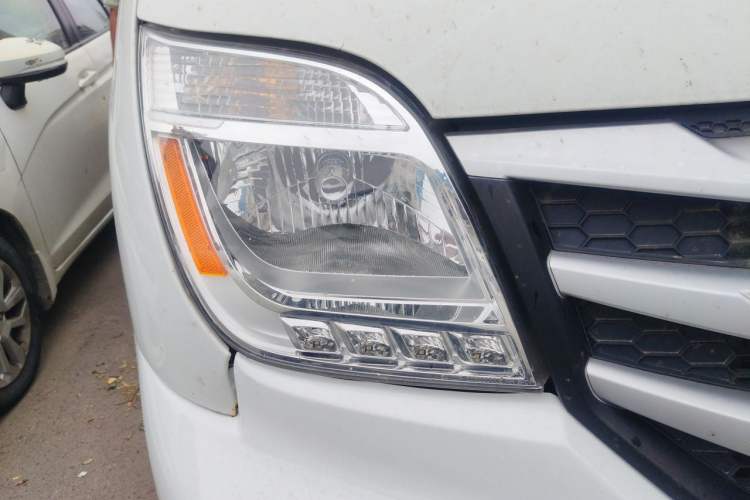 Used SAIC MAXUS Xintu V80 2019 2.0T Plus 6-Speed Manual – Aoyuntong Short Wheelbase Ultra-Low Roof 5/6-Seater Right Front Headlight