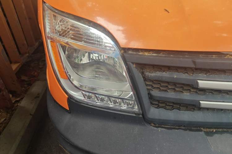 Used SAIC MAXUS Xintu V80 2019 2.5T Classic Edition 6-Speed Manual – Aoyuntong Modified Version Short Wheelbase Mid-Height Roof 5/6 Seats Right Front Headlight
