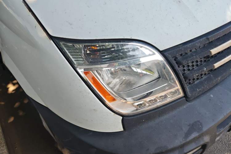 Used SAIC MAXUS Xintu V80 2019 2.5T Classic Version 6-Speed Manual – Aoyuntong Modified Long Wheelbase Mid-Height 7-Seater Right Front Headlight