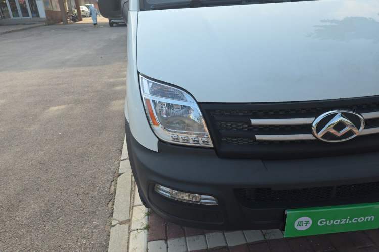 Used SAIC MAXUS Xintu V80 2019 2.5T Classic Edition 6-Speed Manual – Aoyuntong Modified Version Short Wheelbase Mid-Height Roof 5/6 Seats Right Front Headlight
