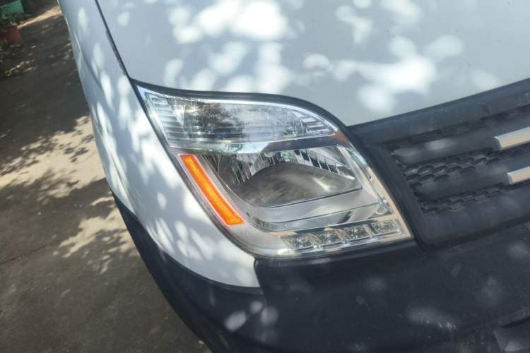 Used SAIC MAXUS Xintu V80 2019 2.5T Classic Version 6-Speed Manual – Aoyuntong Modified Long Wheelbase Mid-Height 7-Seater Right Front Headlight