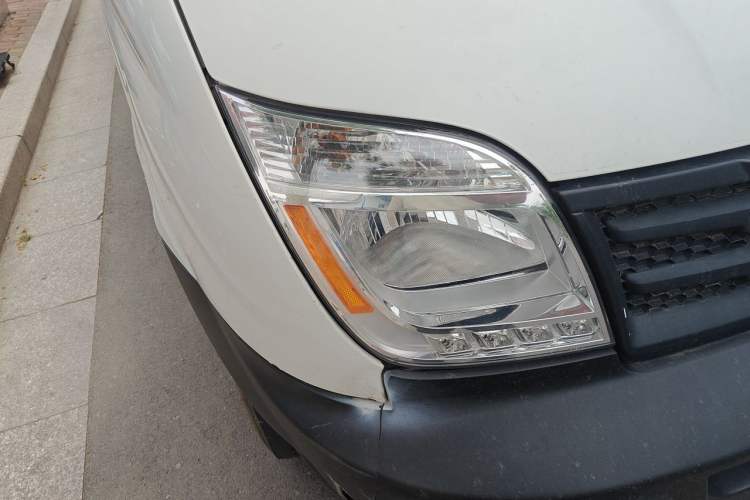Used SAIC MAXUS Xintu V80 2019 2.5T Classic Model 6-Speed Manual Aotong Long Wheelbase Mid-Height 7-Seater Right Front Headlight