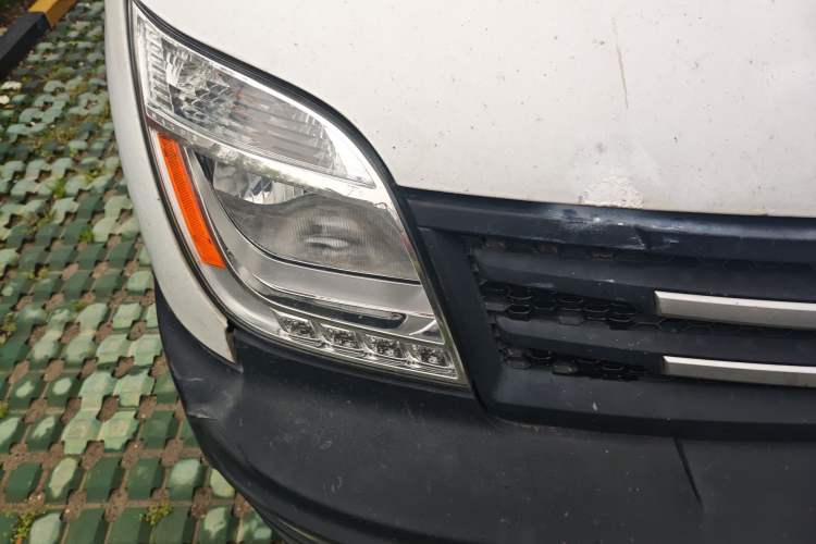 Used SAIC MAXUS Xintu V80 2019 2.5T Classic Model 6-Speed Manual – Aoyuntong Modified Version with Long Wheelbase High Roof and 7 Seating Capacity Right Front Headlight