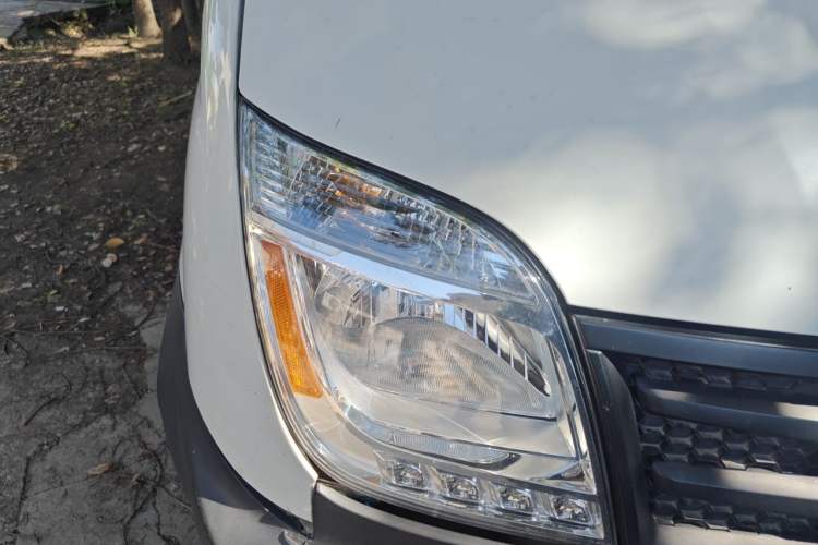 Used SAIC MAXUS Xintu V80 2019 2.5T Classic Version 6-Speed Manual – Aoyuntong Modified Long Wheelbase Mid-Height 7-Seater Right Front Headlight