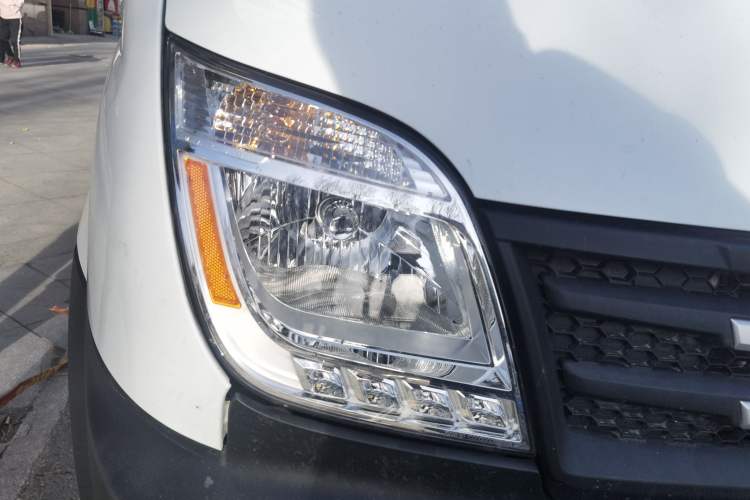 Used SAIC MAXUS Xintu V80 2019 2.5T Classic Edition 6-Speed Manual – Aoyuntong Short Wheelbase Mid-Height Design 5/6 Seats Right Front Headlight