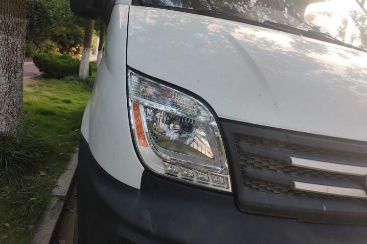 Used SAIC MAXUS Xintu V80 2019 2.5T Classic Edition 6-Speed Manual – Aoyuntong Modified Version Short Wheelbase Mid-Height Roof 5/6 Seats Right Front Headlight
