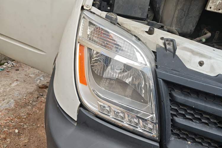 Used SAIC MAXUS Xintu V80 2019 2.5T Classic Model AMT Aoyuntong Long Wheelbase Mid-Roof 7-Seater Right Front Headlight