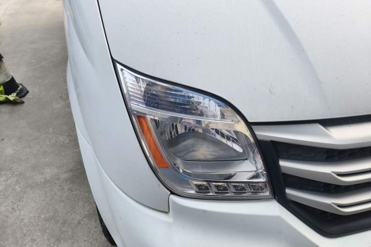 Used SAIC MAXUS Xintu V80 2019 2.0T Plus AMT Aoyuntong Short Wheelbase Mid-Roof 5/6-Seater Right Front Headlight