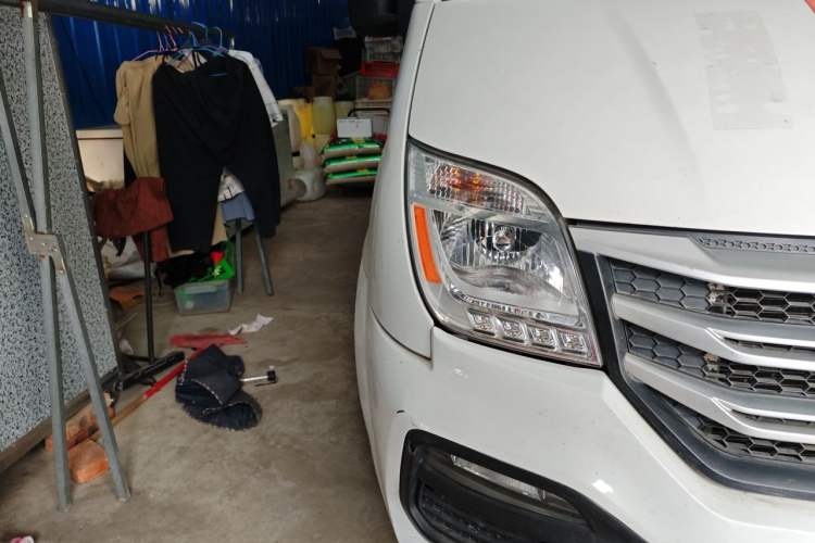 Used SAIC MAXUS Xintu V80 2019 2.5T Classic Model 6-Speed Manual Aotong Long Wheelbase Mid-Height 7-Seater Right Front Headlight