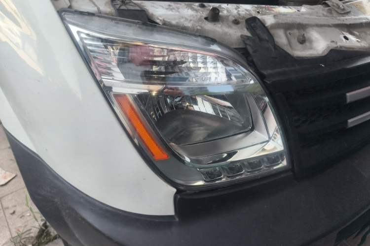 Used SAIC MAXUS Xintu V80 2019 2.5T Classic Model AMT Aoyuntong Short Wheelbase Ultra-Low Roof 5/6-Seater Right Front Headlight