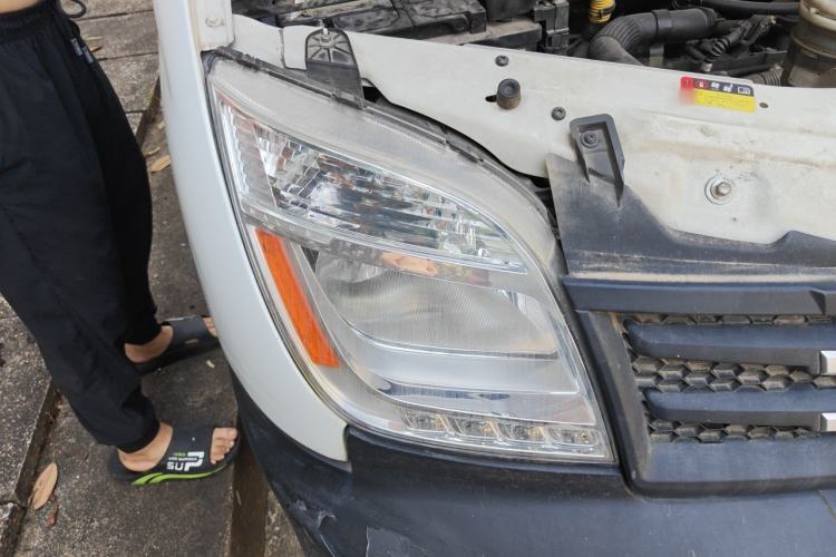 Used SAIC MAXUS Xintu V80 2019 2.5T Classic Model 6-Speed Manual – Aotong Long Wheelbase High-Roof 7-Seater Right Front Headlight