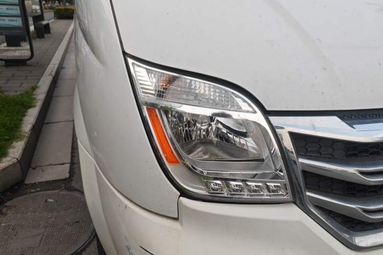 Used SAIC MAXUS Xintu V80 2019 2.0T Plus 6-Speed Manual – Aoyuntong Long Wheelbase High-Roof 7-Seater Right Front Headlight