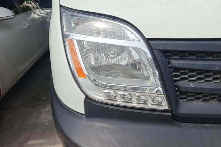 Used SAIC MAXUS Xintu V80 2019 2.5T Classic 6-Speed Manual Van Short Wheelbase Mid-Roof Design 2/3 Seats Right Front Headlight