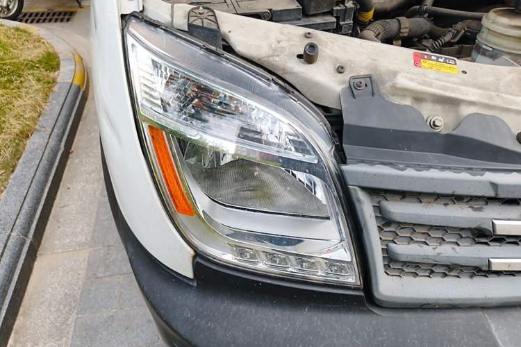 Used SAIC MAXUS Xintu V80 2019 2.5T Classic Edition 6-Speed Manual – Aoyuntong Modified Version Short Wheelbase Mid-Height Roof 5/6 Seats Right Front Headlight