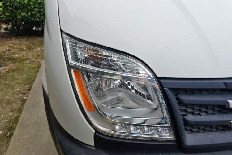 Used SAIC MAXUS Xintu V80 2019 2.5T Classic AMT Van Short Wheelbase Mid-Roof 6-Seater Right Front Headlight