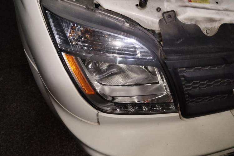 Used SAIC MAXUS Xintu V80 2019 2.0T Plus AMT Aoyuntong Long Wheelbase Mid-Roof 7-Seater Right Front Headlight