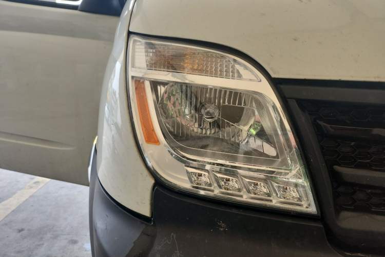 Used SAIC MAXUS Xintu V80 2019 2.5T Classic Model AMT Aoyuntong Short Wheelbase Ultra-Low Roof 5/6-Seater Right Front Headlight