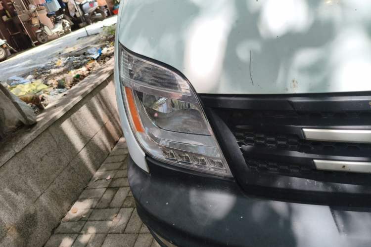 Used SAIC MAXUS Xintu V80 2019 2.5T Classic Model 6-Speed Manual – Aoyuntong Short Wheelbase Ultra-Low Roof 5/6 Seats Right Front Headlight