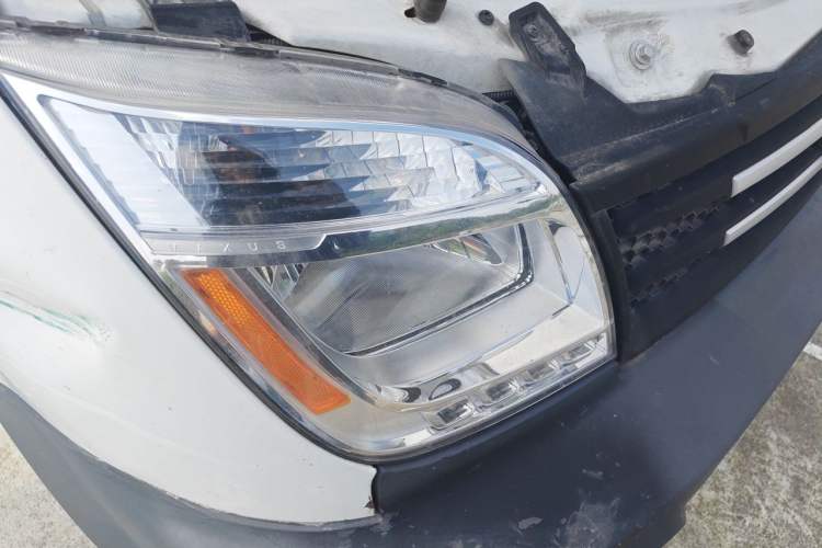 Used SAIC MAXUS Xintu V80 2019 2.5T Classic Edition 6-Speed Manual – Aoyuntong Short Wheelbase Mid-Height Design 5/6 Seats Right Front Headlight
