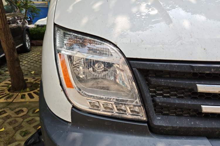 Used SAIC MAXUS Xintu V80 2019 2.5T Classic Model 6-Speed Manual Aotong Long Wheelbase Mid-Height 7-Seater Right Front Headlight