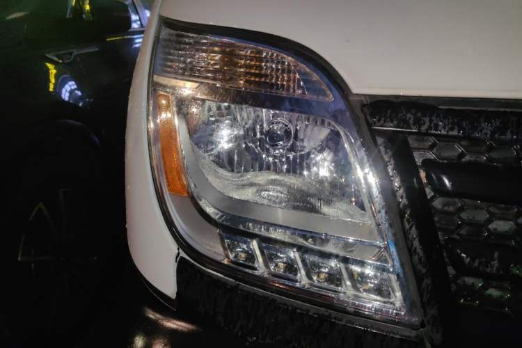 Used SAIC MAXUS Xintu V80 2019 2.5T Classic AMT Van Short Wheelbase Mid-Roof 6-Seater Right Front Headlight